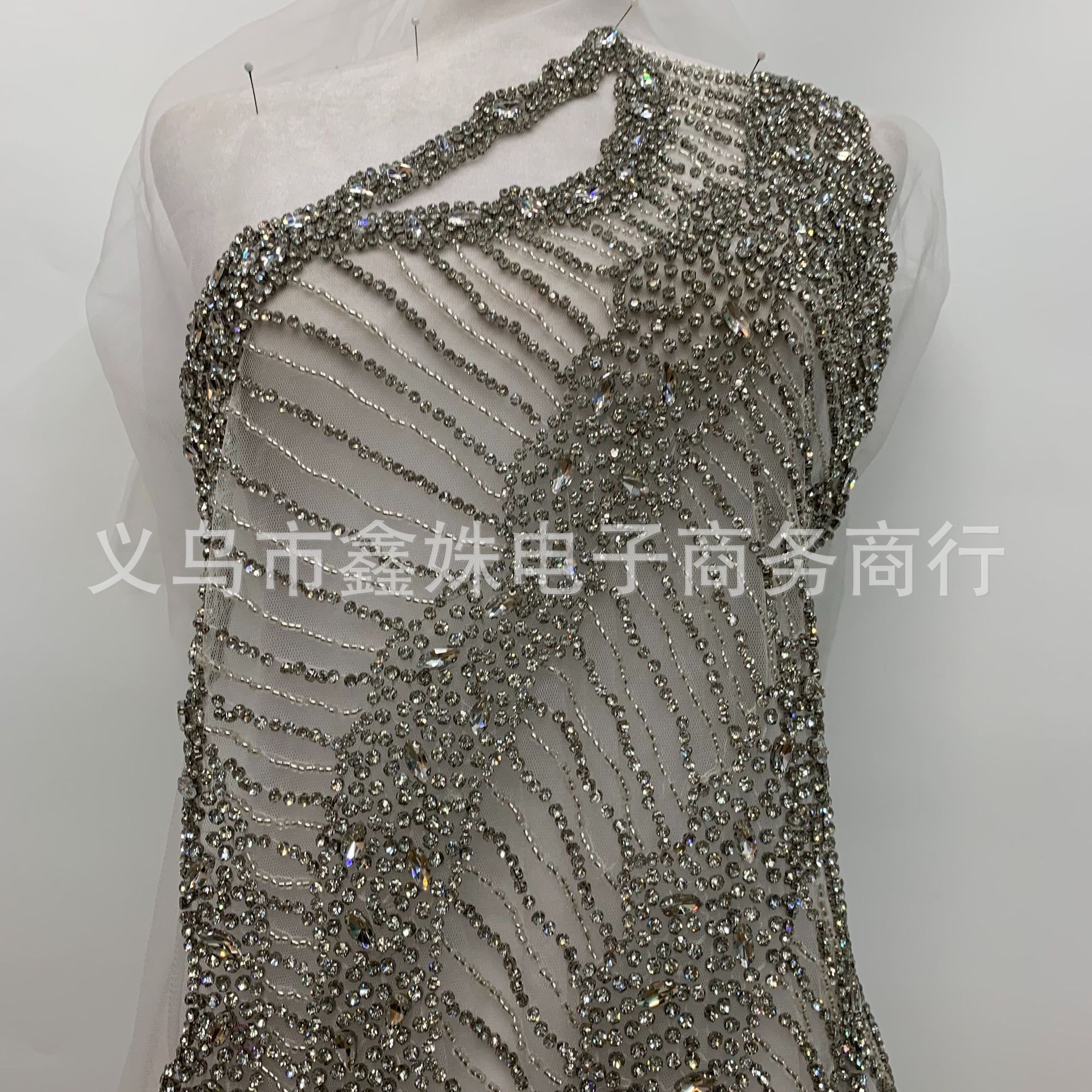 New handcrafted luxury clothing pieces, wedding gowns, evening gowns, high-end performance costumes and accessories Application Scenario
