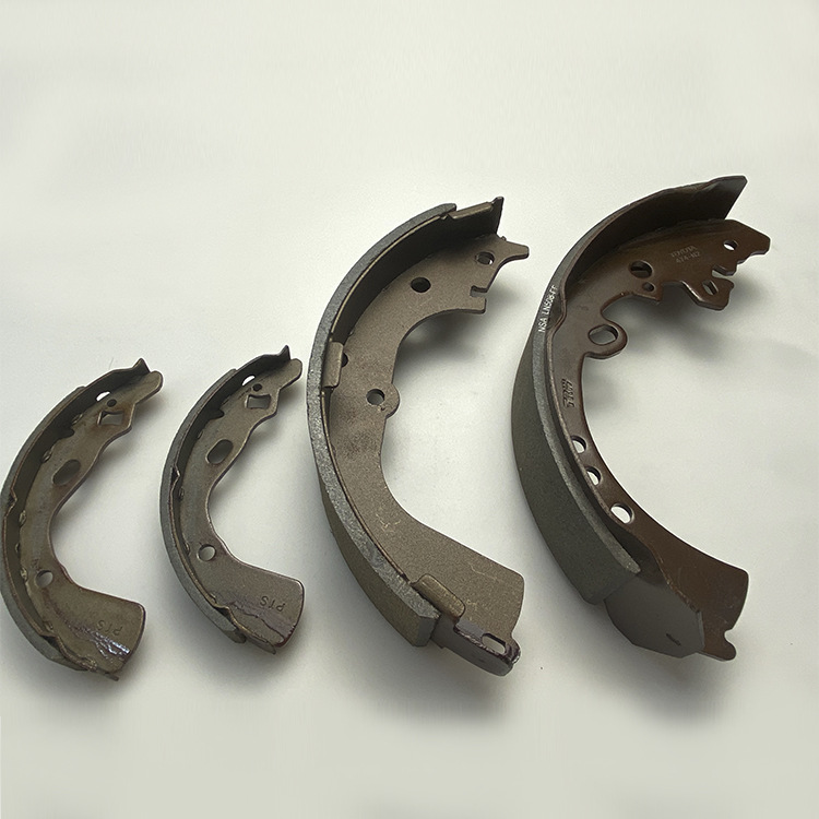 The best-selling k1174 ceramic brake shoes are suitable for the rear of Paladin D21 / Duke King 2-wheel drive and Nissan pickup trucks details Picture