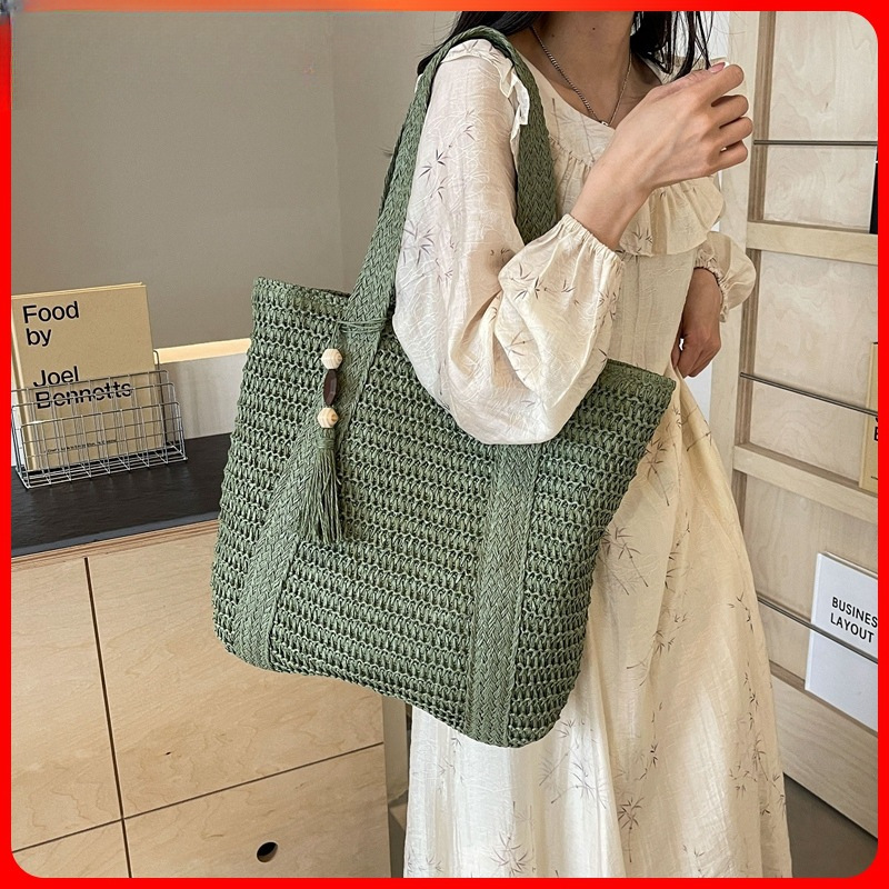 Cross-border bestsellers: Simple, large-capacity, lightweight woven bucket beach bag, new trendy straw woven hand-held bag and shoulder bag Application Scenario