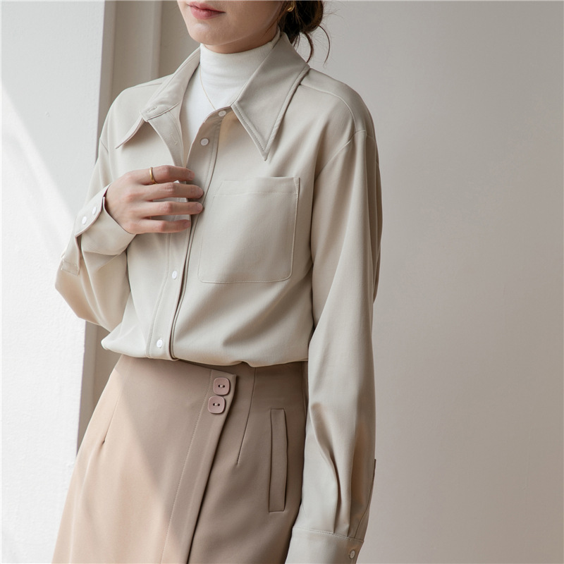 A real photo of a white long-sleeved layered shirt for women's work in the 2024 autumn and winter season, paired with a thickened twill brushed shirt