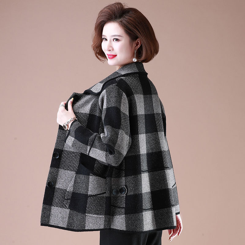 Mom's autumn outfit, a stylish woolen coat with a lapel, a 50-year-old checkered cardigan that makes her look younger, a knitted coat for middle-aged and elderly women details Picture
