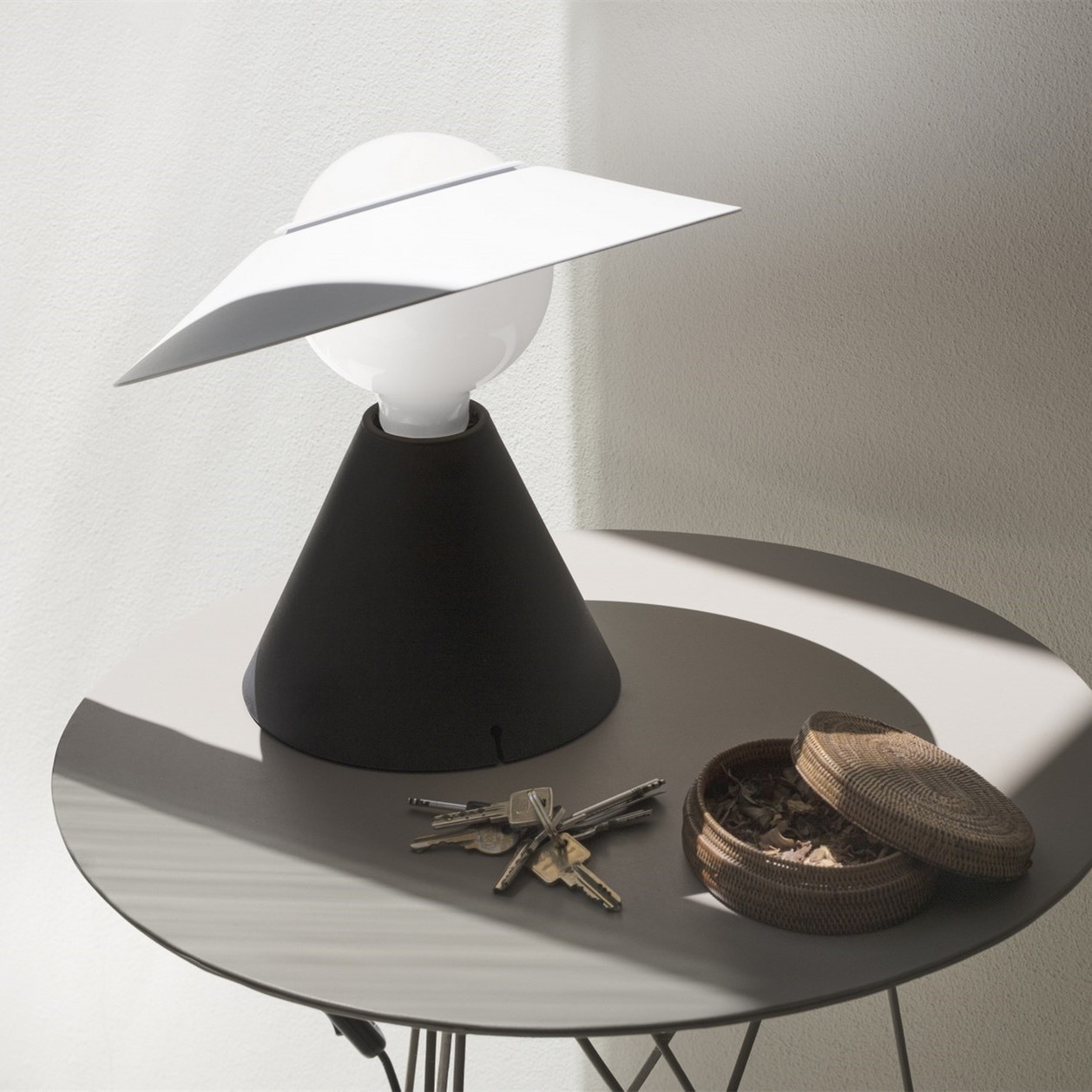 Postmodern children's room desk lamp, popular bedroom bedside study lamp, living room model room decoration, Little Flying Man straw hat lamp Specification image