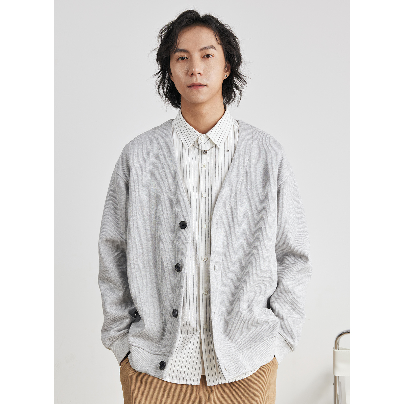 Yizhi Men's Wear's Korean boyfriend style knitted cardigan jacket for men's spring and autumn new loose V-neck sweater coat trend details Picture
