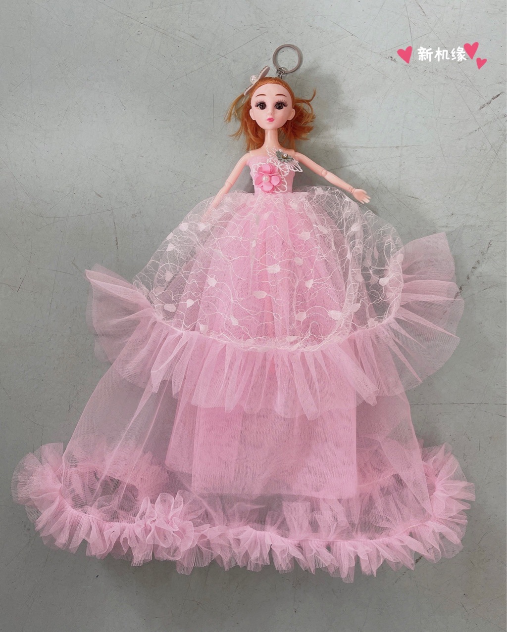 In 2022, the new 50cm street stall 10-yuan store's best-selling items include long chiffon dresses, multi-joint keychains, pendants, dolls, and barbie dolls