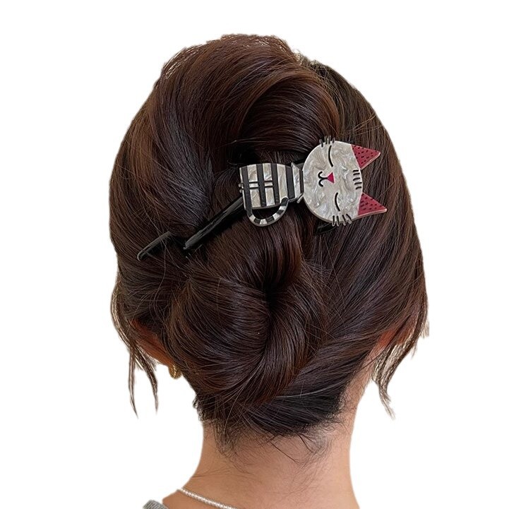 Cute and adorable cat twist clip, high-end hairpin at the back of the head, women's 2024 new one-line scratch-clip updo headwear Item Picture