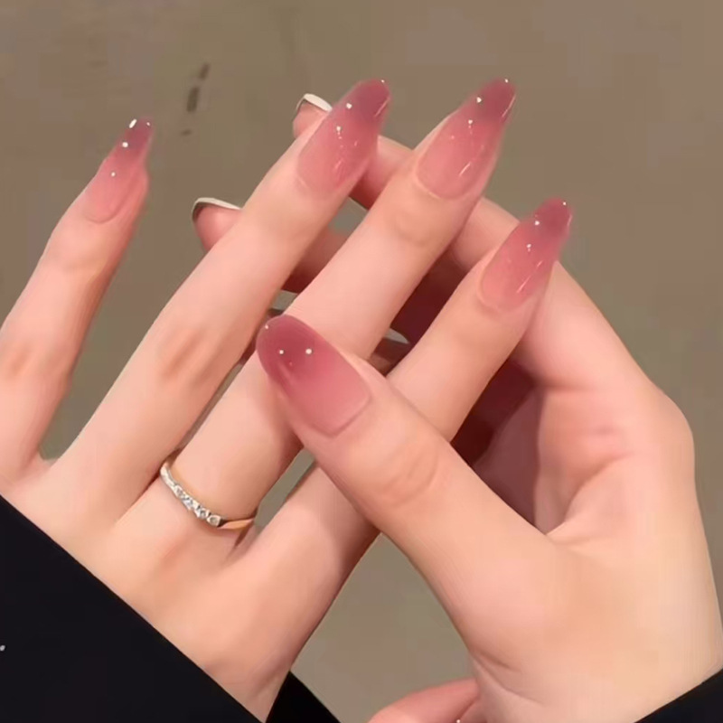 For export, there are 24 pieces of simple smudging false nails, wearable nails with gradient, detachable nail art pieces, nail patches, and almond nails