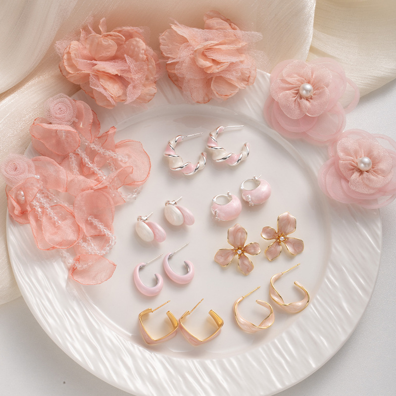 The new pink girlish earrings from Dongdaemun, South Korea, are fresh and sweet in spring. The organza drip glaze flower earrings are for women details Picture