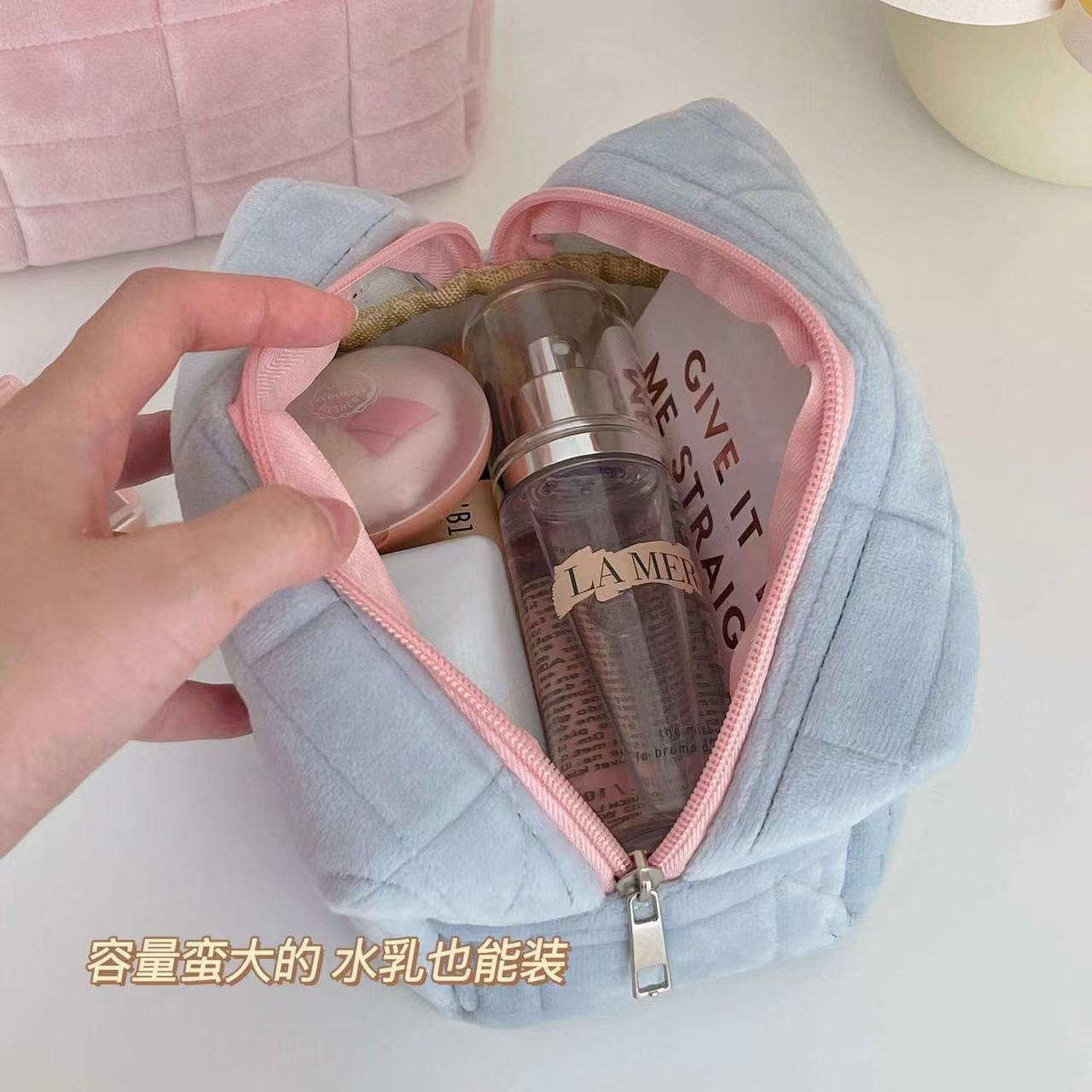 Cross-border velvet stress-relieving pillow, makeup bag, convenient toiletry bag, large capacity, high-end style, grid cosmetics storage bag details Picture