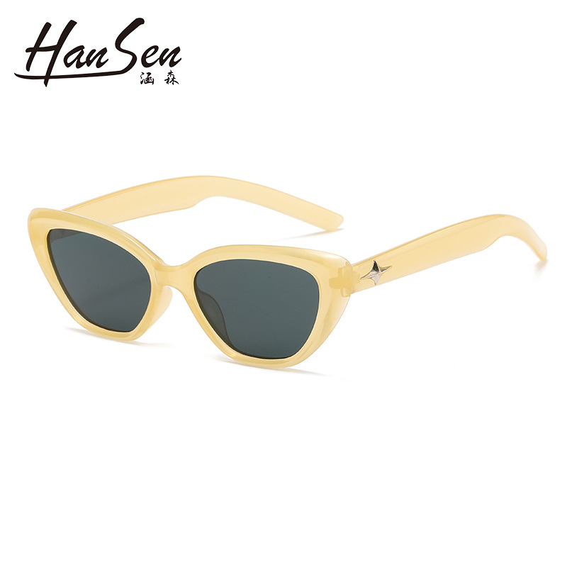 نظارات شمسية ذات إطارات شمسية ذات أطارات سوداء اللون Item Picture