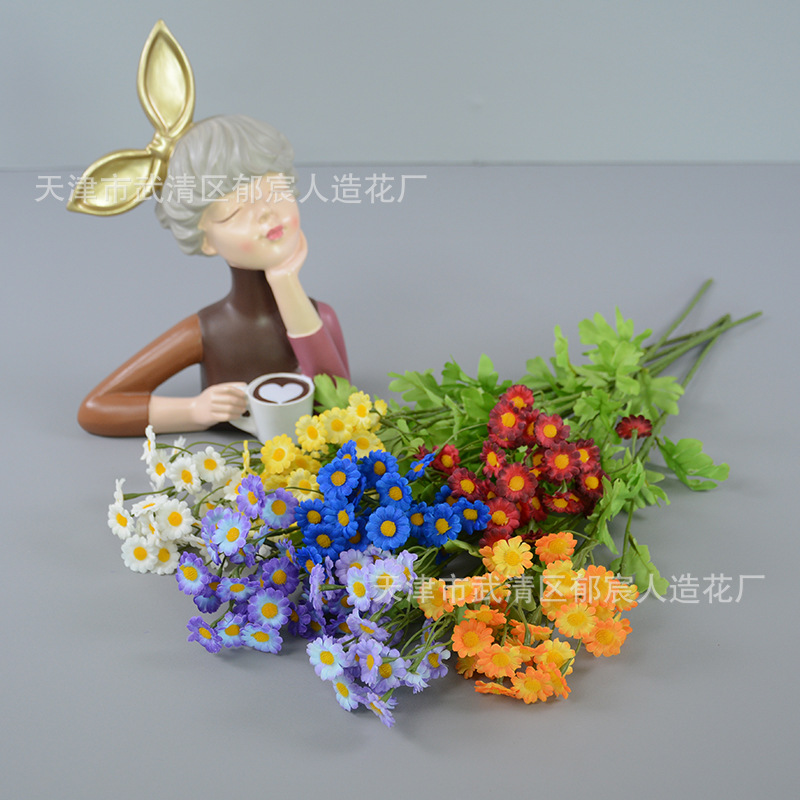 A single branch of simulated chamomile with 30 flowers is a cross-border bestseller. Place small daisies in the living room and decorate the balcony with a fresh and clean style Application Scenario