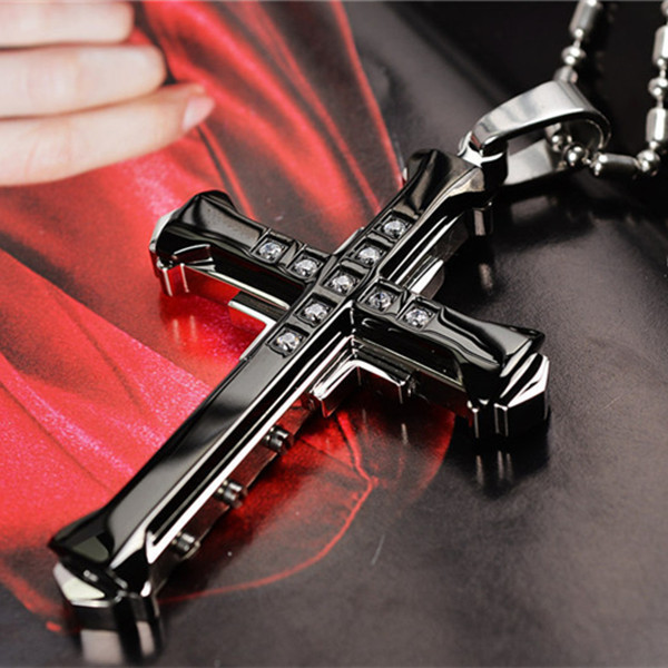 Wholesale of the 2024 Dark Knight's same style men's diamond cross pendant in silver, gold and black, imposing pendant necklace