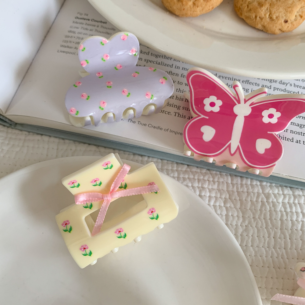 A cute girl with a small amount of hair, a small floral bow clip, a half-tied hair clip at the back of the head, and a shark clip with a high-end feel Specification image