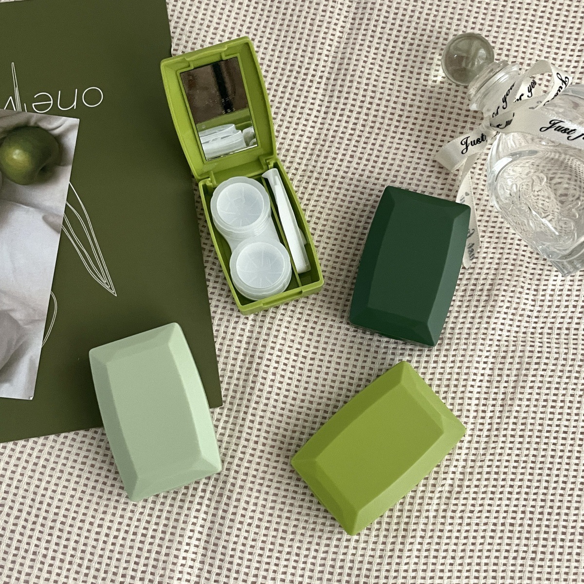 Green forest-themed compact contact lens case with mirror, simple and portable beauty contact box, companion care box B111