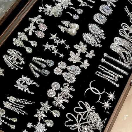 Silver needle diamond-encrusted heart-shaped flower earrings, European and American fashion style, square stud earrings, niche commuting new earrings wholesale Silver needle diamond-encrusted heart-shaped flower earrings, European and American fashion style, square stud earrings, niche commuting new earrings wholesale