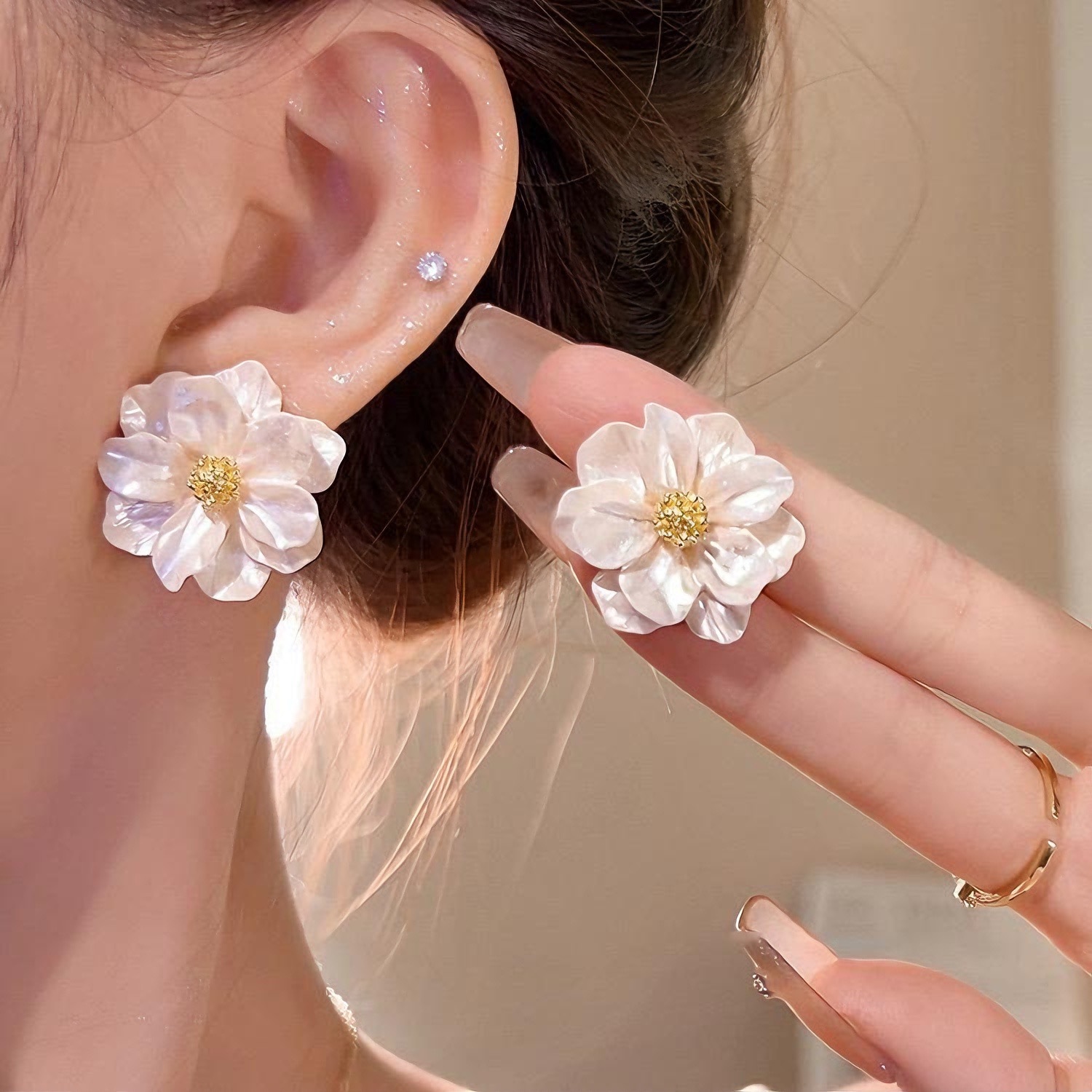 French-style camellia stud earrings for women, a new bestseller in 2025, exude a sense of high-end luxury and fashion, and are versatile earrings and accessories