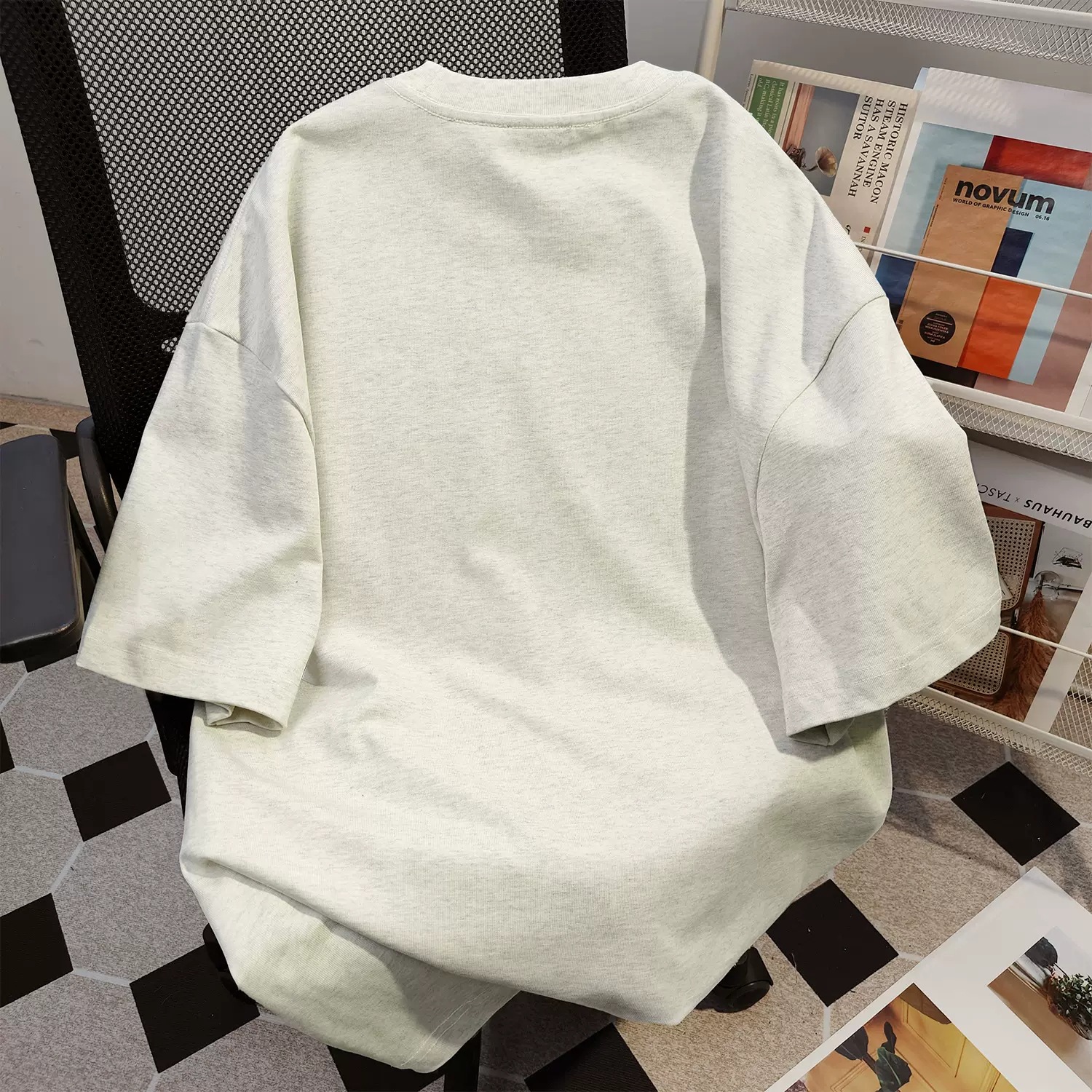A heavyweight pure cotton, niche design, cat-printed summer short-sleeved T-shirt for women, with a loose round neck and a trendy American top Application Scenario