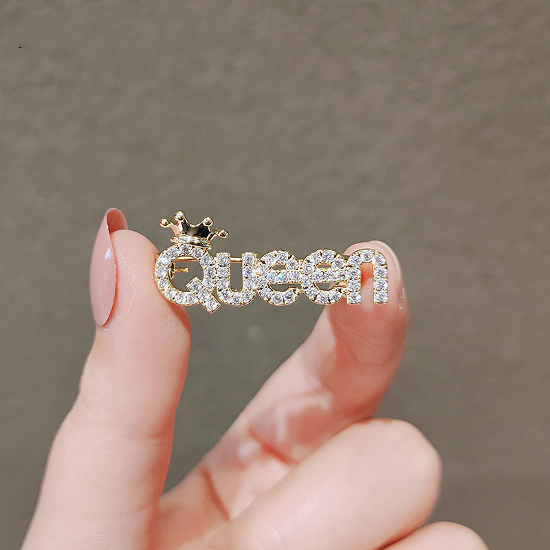Anti-glare brooch, letter QUEEN brooch, women's trendy personality pin, collar pin, anti-glare clasp, 100 matching accessories wholesale