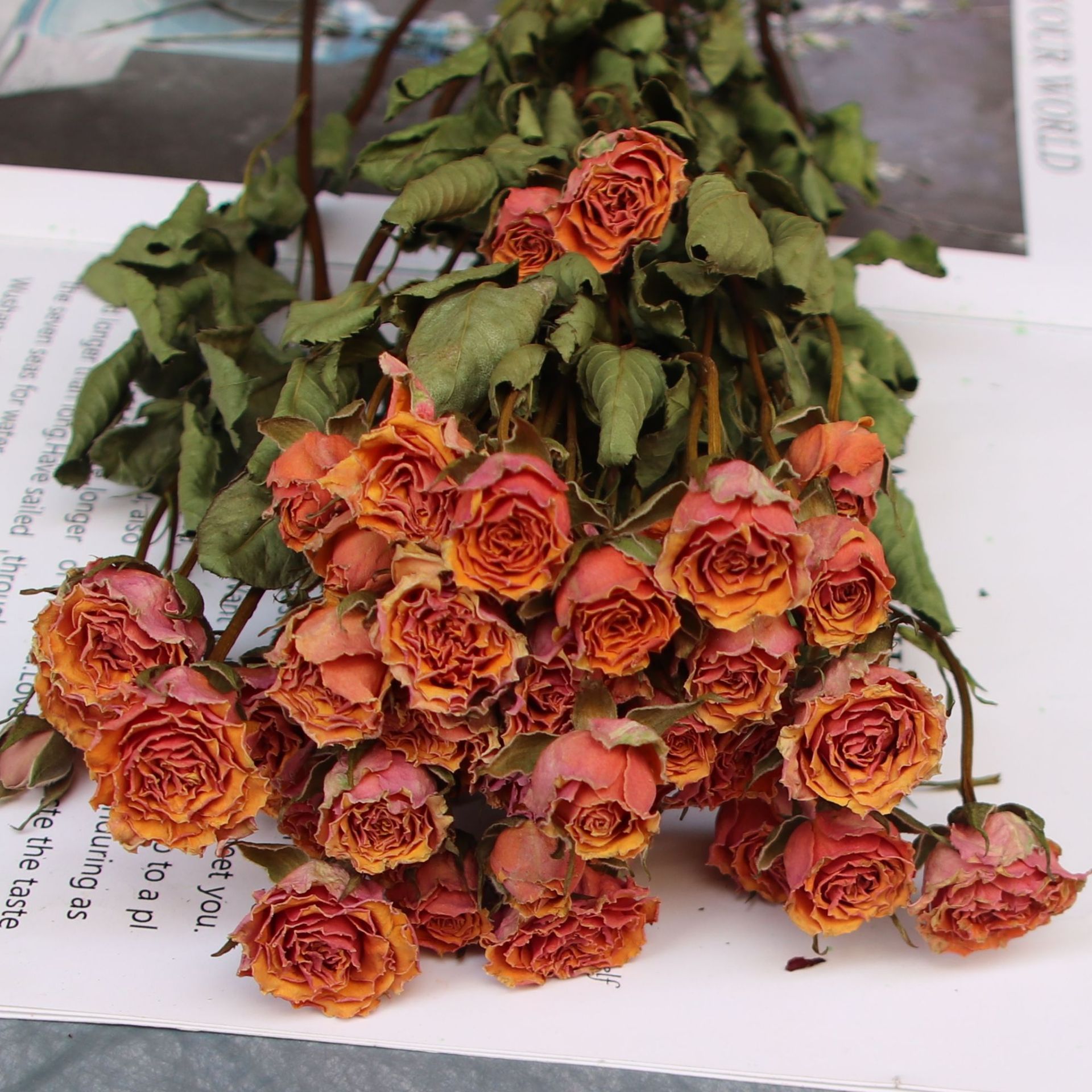 Multi-head dried rose bouquet, multi-head bubble rose, single-head dried rose bouquet, photo frame, epoxy resin material Application Scenario