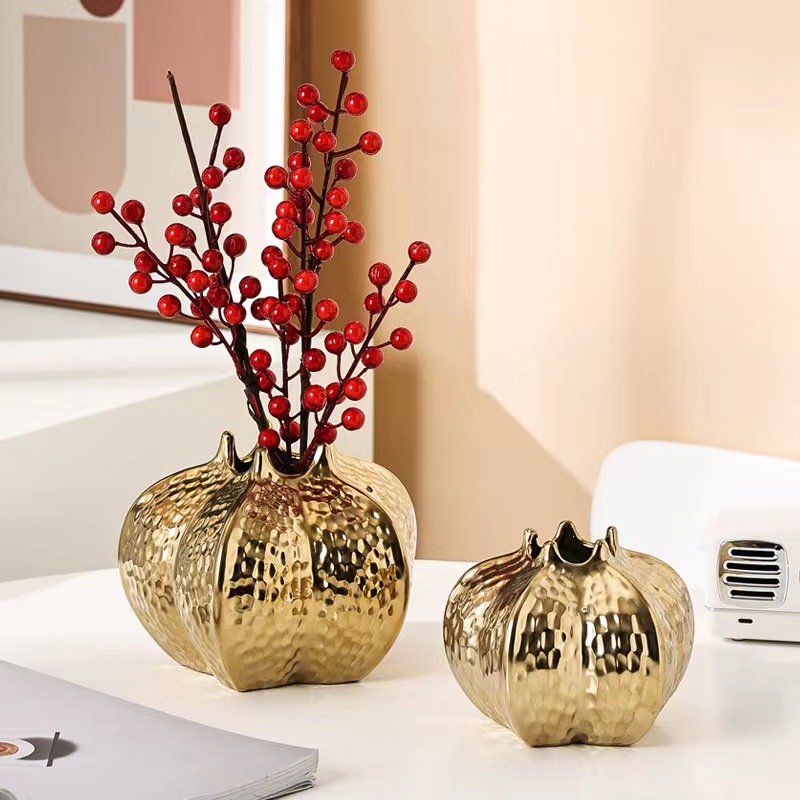 Artistic vase, electroplated creative gold ceramic open vase, hotel restaurant model room, wedding living room, coffee table, vase decoration Application Scenario