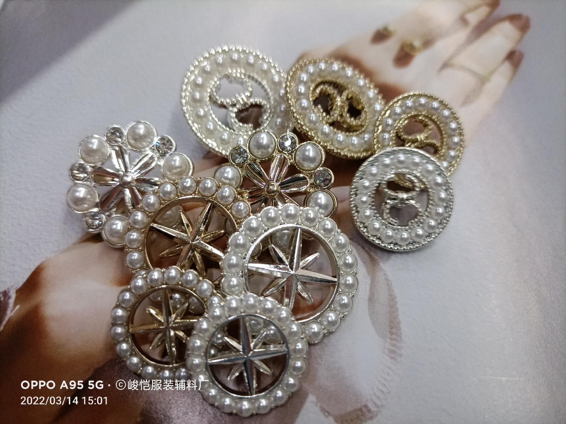 Metal hollowed-out diamond-edged pearl gold round button tops, shirts, coats, windbreakers, suits, cardigans, and versatile decorations details Picture