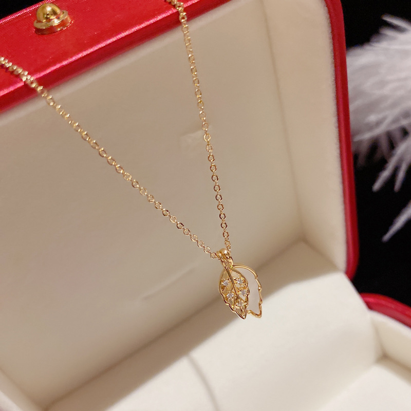 Korean-style fashionable, simple and niche design, micro-inlaid shell leaf necklace, versatile and elegant for women, fresh and cute collarbone chain for women pic 4