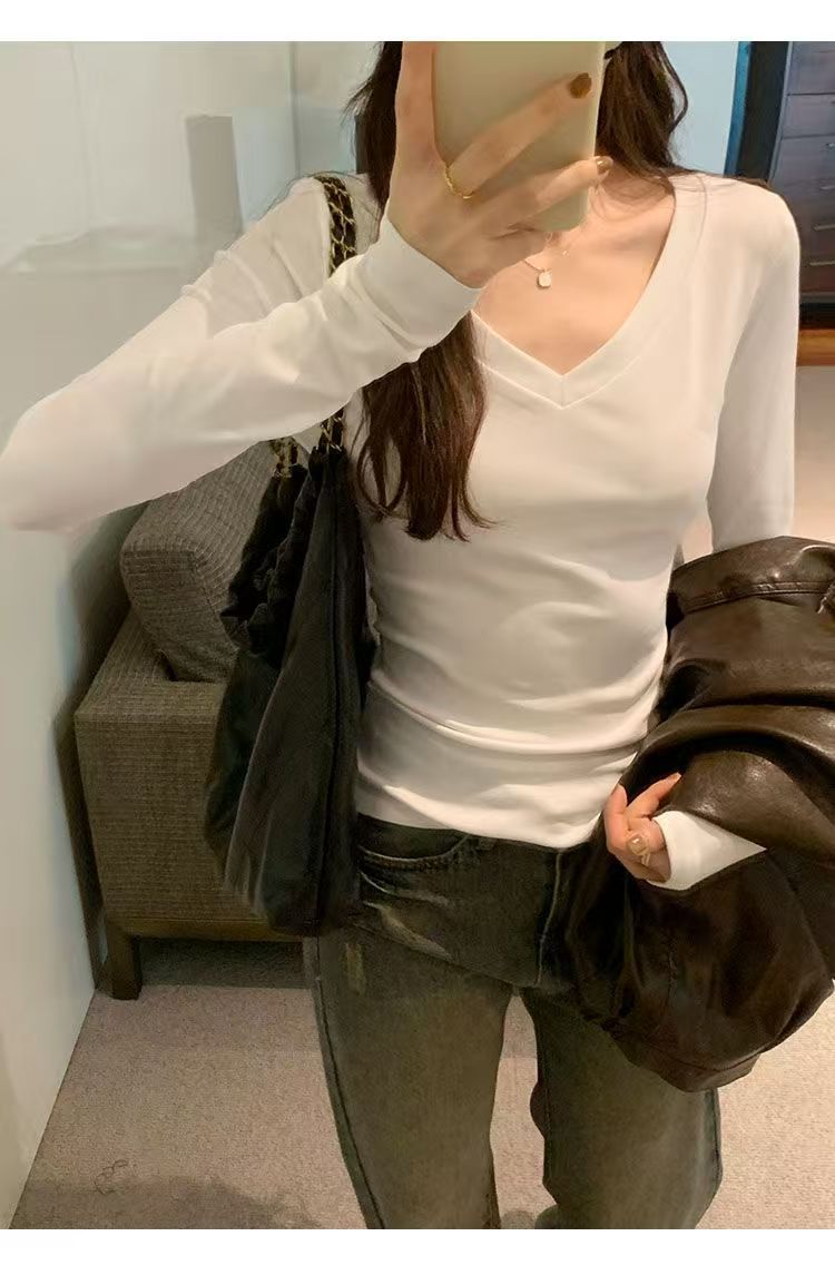 The 2025 new V-neck long-sleeved T-shirt is loose and slimming for women. It is a white base layer and can be paired with a pure cotton top for spring and autumn. It is a trendy autumn outfit pic 12