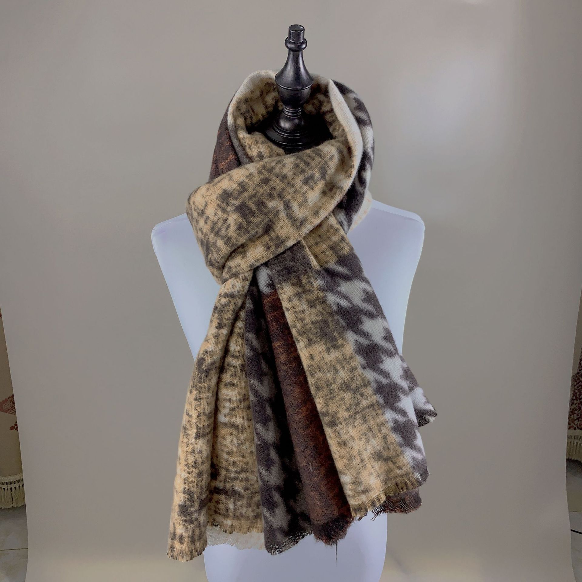 A thousand-bird checkered short beard scarf for women, versatile for autumn and winter. A Korean-style faux cashmere scarf, thickened and warm on Instagram, cross-border details Picture