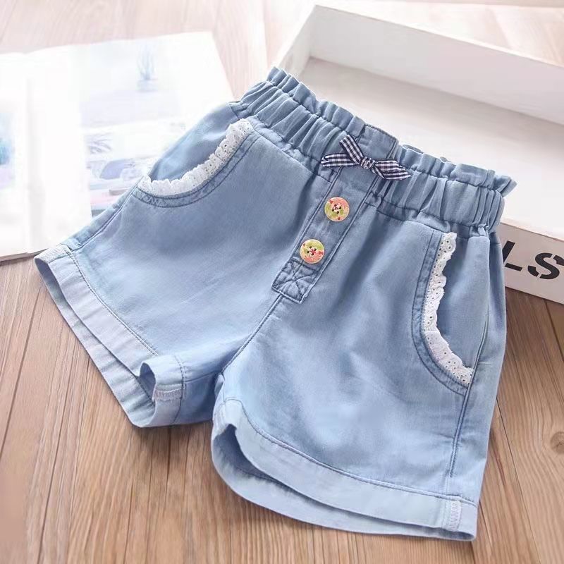Among the children, the older girls' denim shorts are worn over the thin summer five-to-seven-inch summer pants details Picture