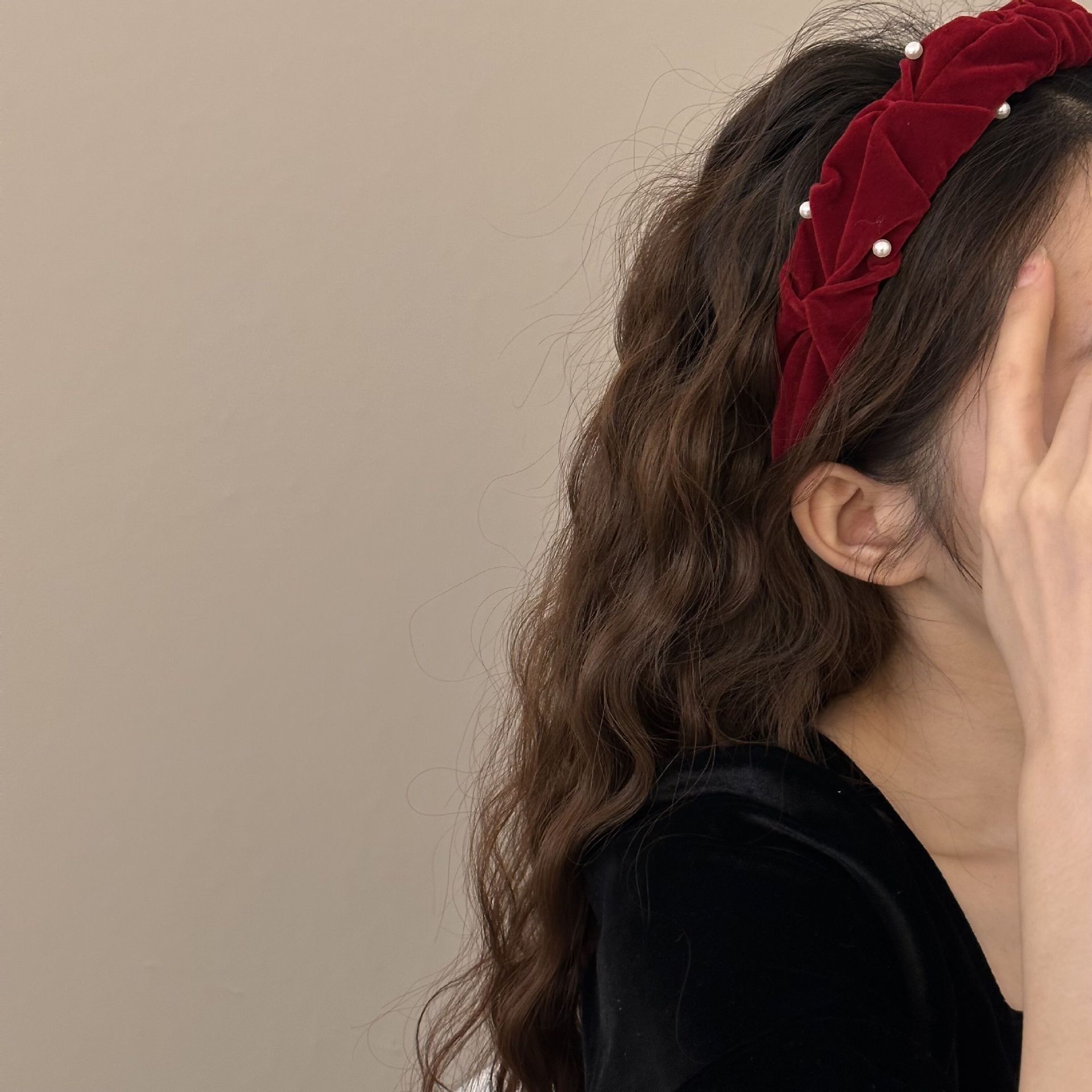 Korean Pearl Pleated Headband Women Autumn-Winter Vintage Red Velvet Headband With High Cranium Top Wide Edge Hair Clip Headdress Application Scenario