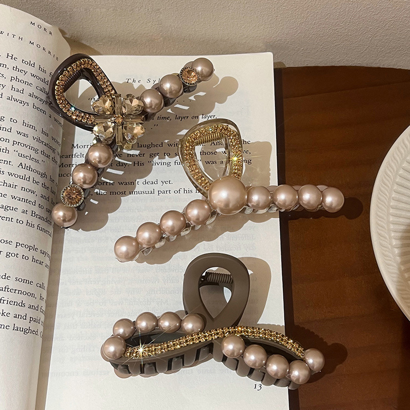 Acrylic pearl water diamond grabber for women, 2024 new high-end style, shark clip, large hair clip, hairpin headwear Application Scenario