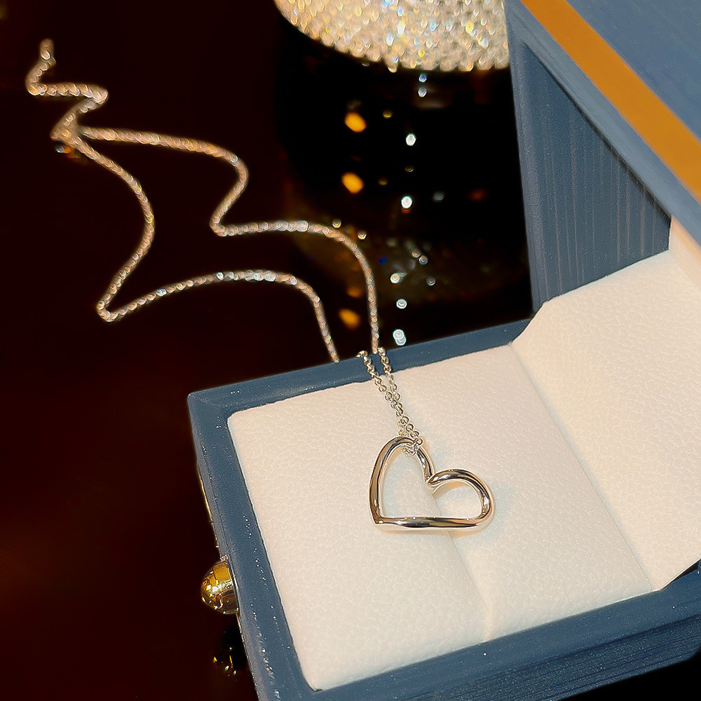 Simple Hollow Love Pendant Light Luxury Niche Design Temperament Clavicle Chain High-Grade Sense Heart Necklace Does Not Fade Women Application Scenario