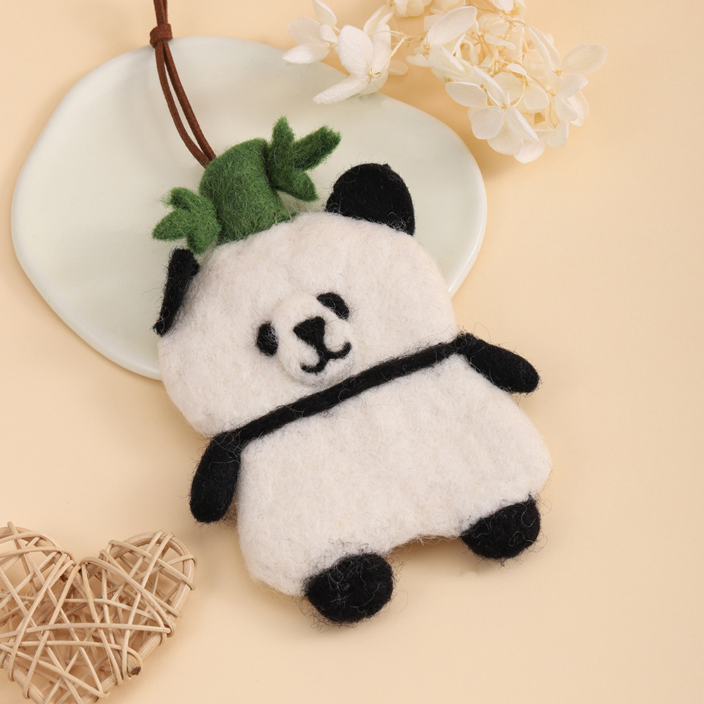 Handmade wool felt key case, panda key chain, wool felt doll key chain, Ins-style hanging decoration key chain Application Scenario