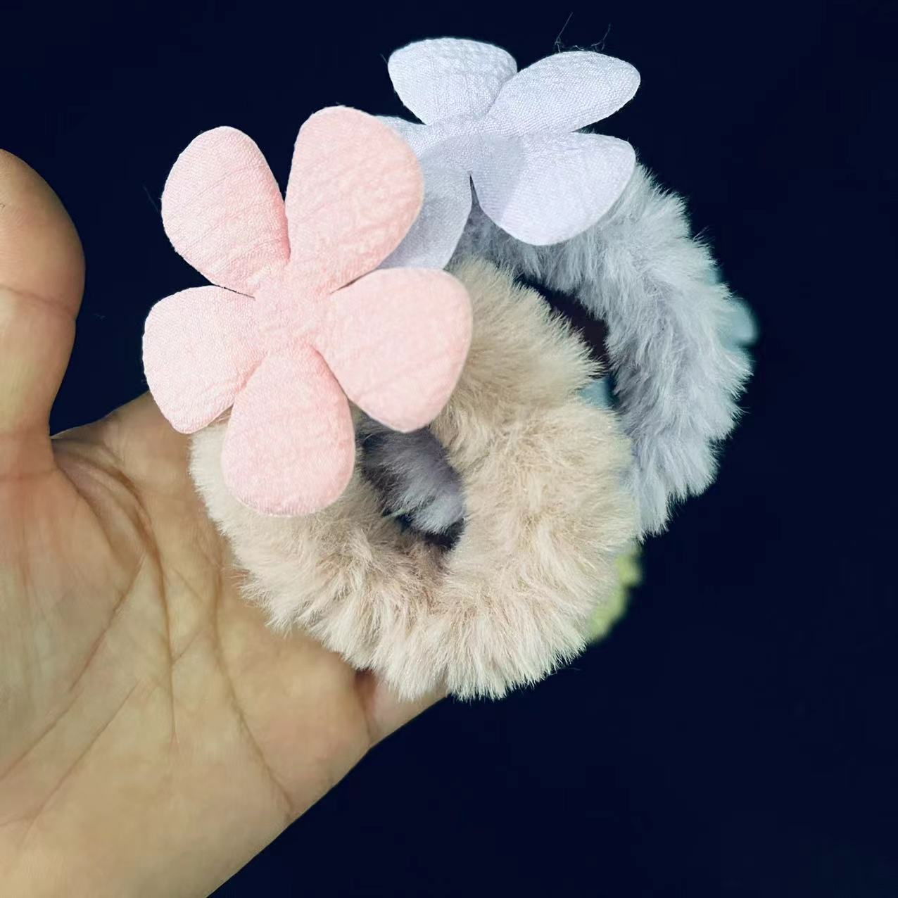 【 No. 72 Hair Tie 】 Hair tie with small flowers, 100 yuan per bundle. Plush small flowers, hair band, hair tie, hair accessory, no damage to hair. Girls' hair tie, little girls, big kids, ponytail hair tie, cute Application Scenario