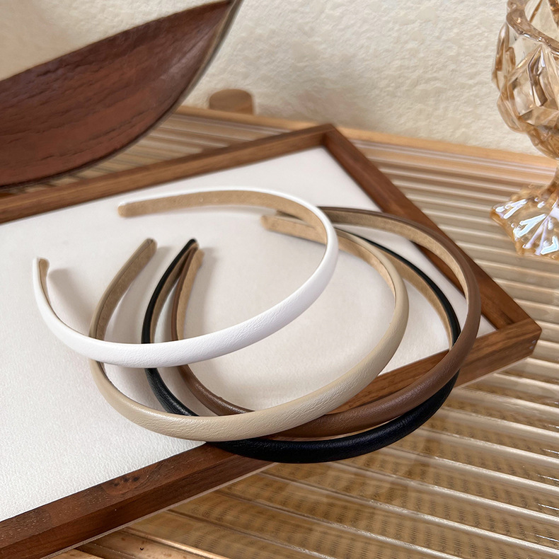 Korean autumn and winter retro style, versatile leather thin hair band, simple French niche design pressure-sensitive hair band and hair accessory Application Scenario