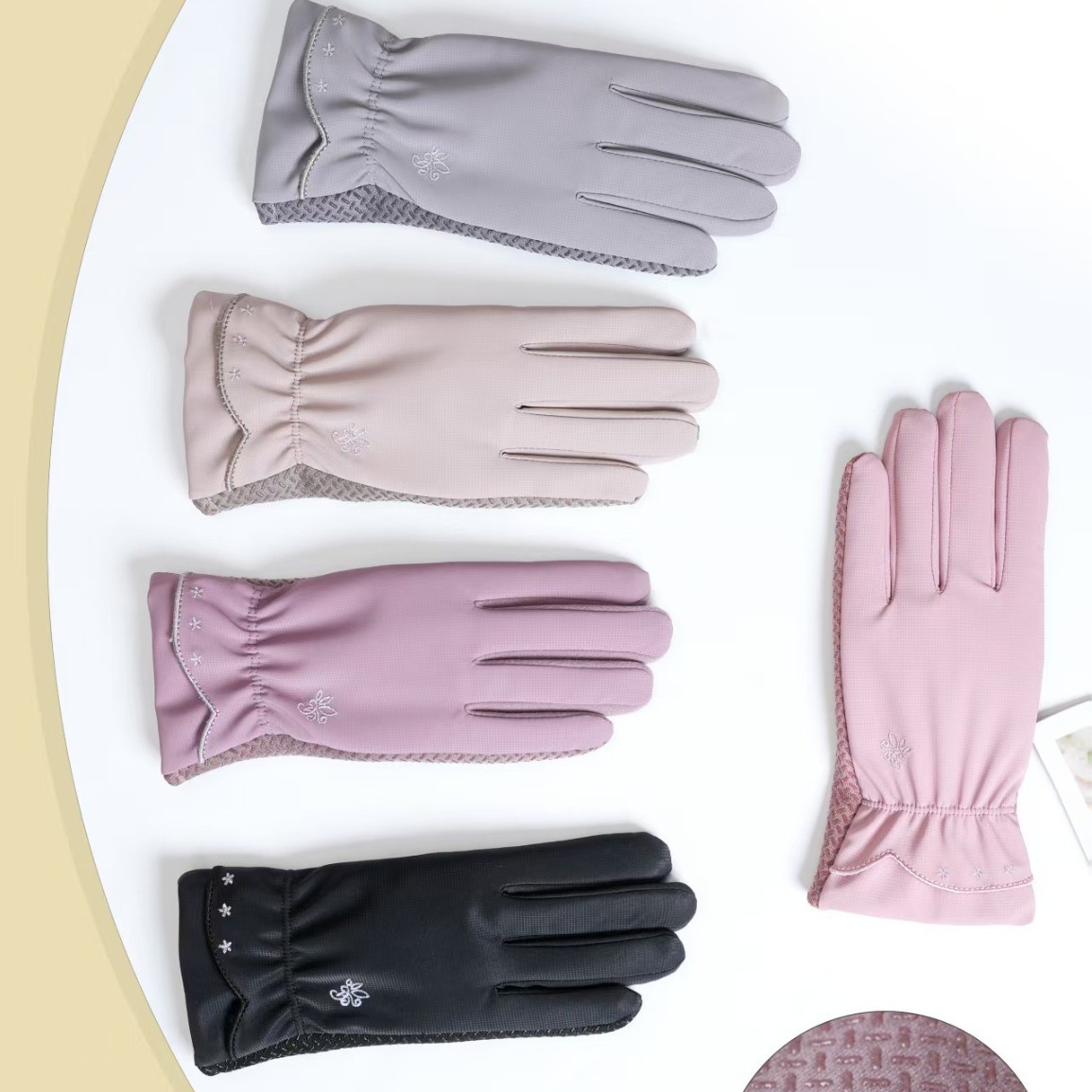Adult warm gloves for autumn and winter, with added fleece and cotton, windproof and waterproof, full-palm touch screen color contrast design, fashionable and sporty style details Picture