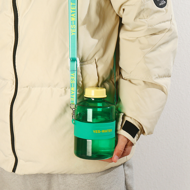 Creative large-capacity 800ml personalized plastic water cup, summer couple bucket cup, fashionable and trendy sports details Picture