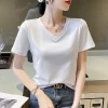 Loose white pure cotton V-neck T-shirt for women, short sleeve 2023 new style, fashionable, elegant and stylish mini shirt, shoulder shoulder T-shirt details Picture