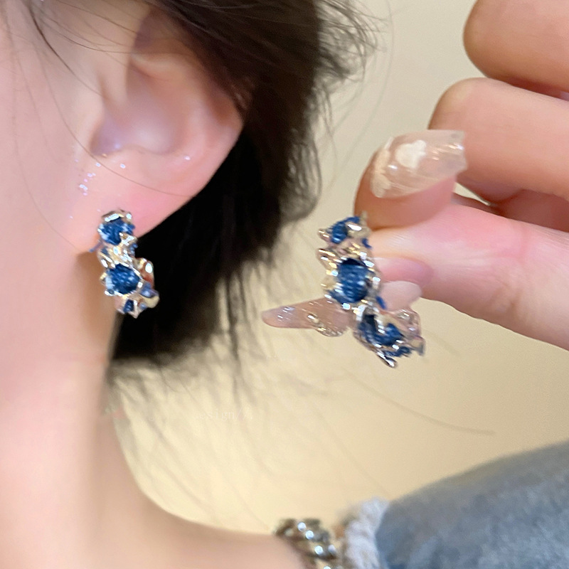 Silver needle denim twisted C-shaped earrings, fashionable small chanel-style stud earrings, niche high-end and elegant earrings wholesale for women details Picture