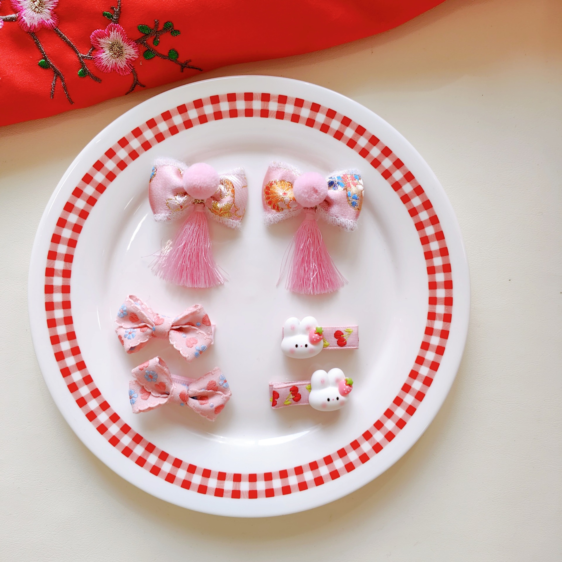 Factory wholesale baby hair clips, New Year red Hanfu birthday hair accessories, baby tassels, bows, New Year small clips Application Scenario