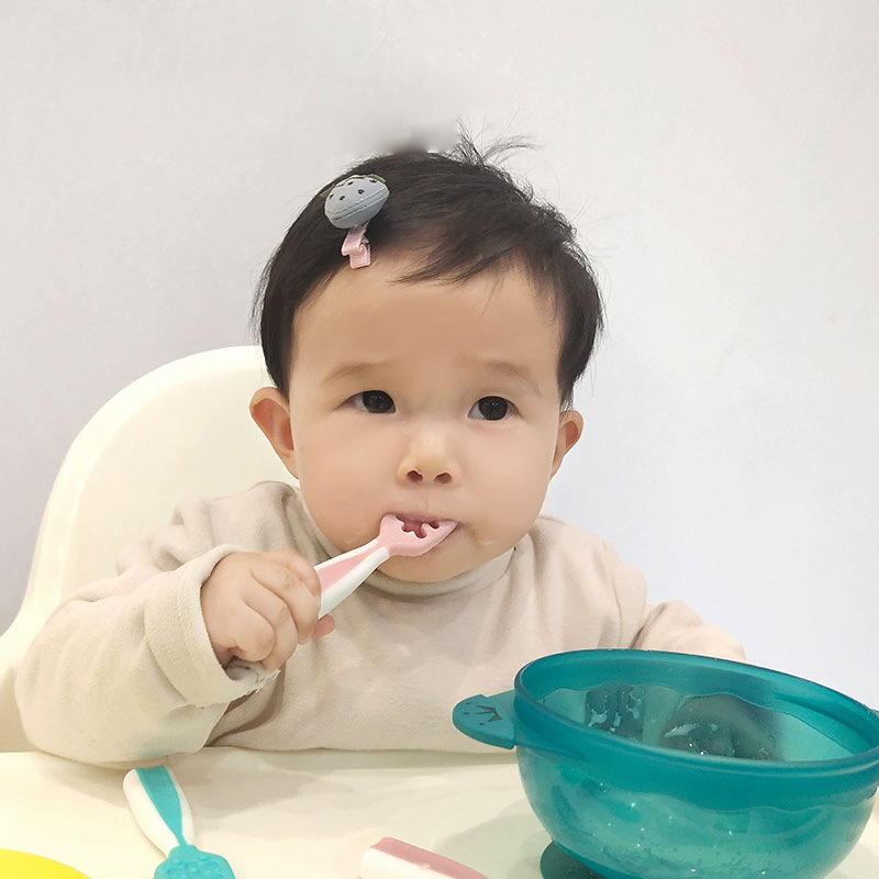 Baby food spoons, a dual-purpose set of baby fruit puree and rice paste spoons Application Scenario