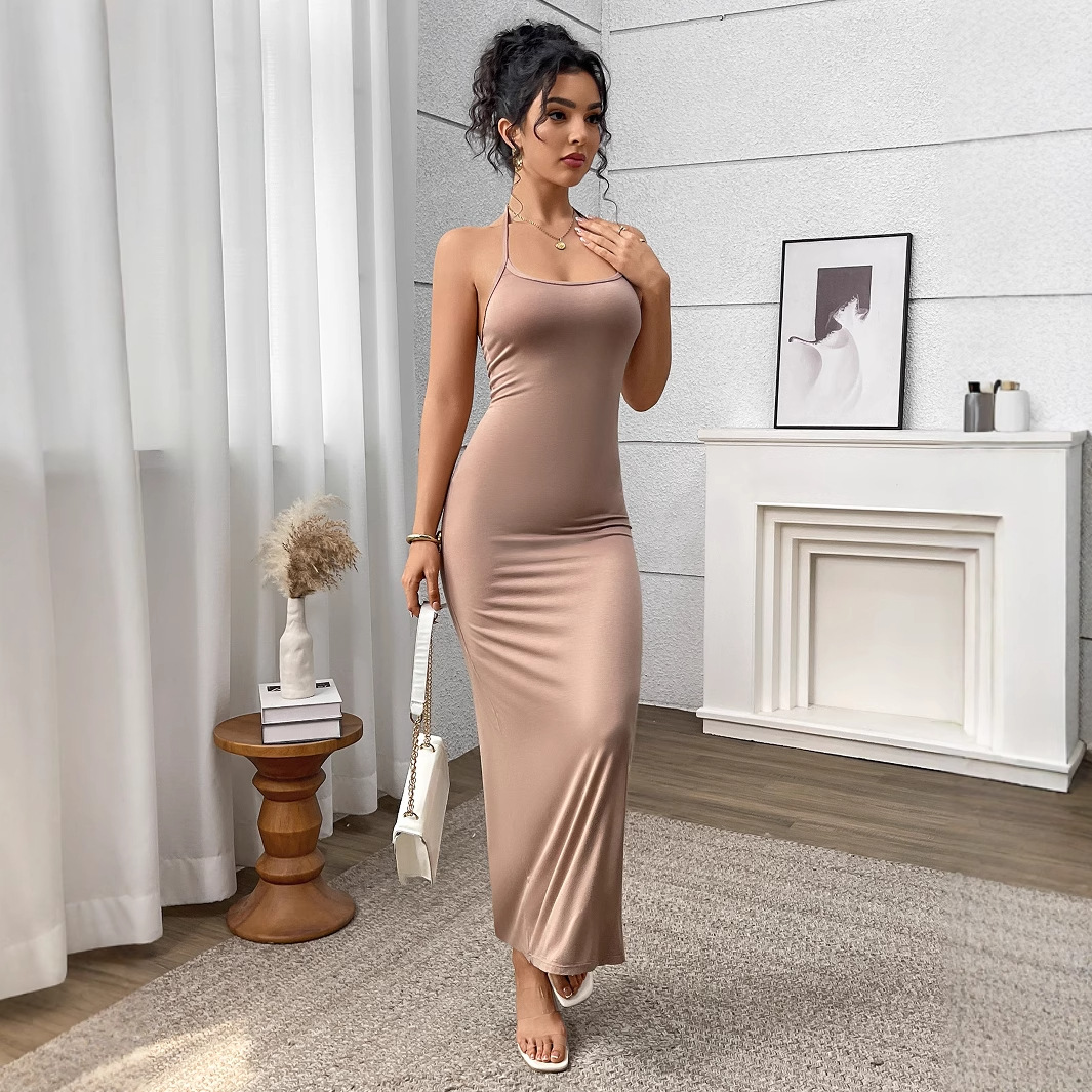 The European and American dress is sexy and pure, with a slimming and form-fitting look. It features a peach-hip halter dress and a high-end women's long dress details Picture