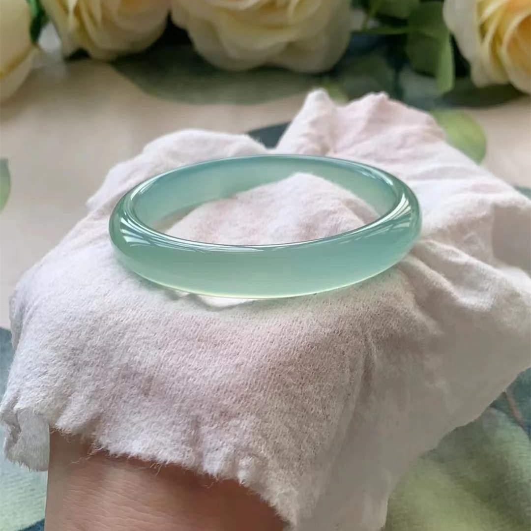 Fuxia Ice type Oil blue chalcedony Far Mountain Dark Blue Fine Thick bracelet, new European and American agate women's jade bracelet, jade bracelet gift Application Scenario