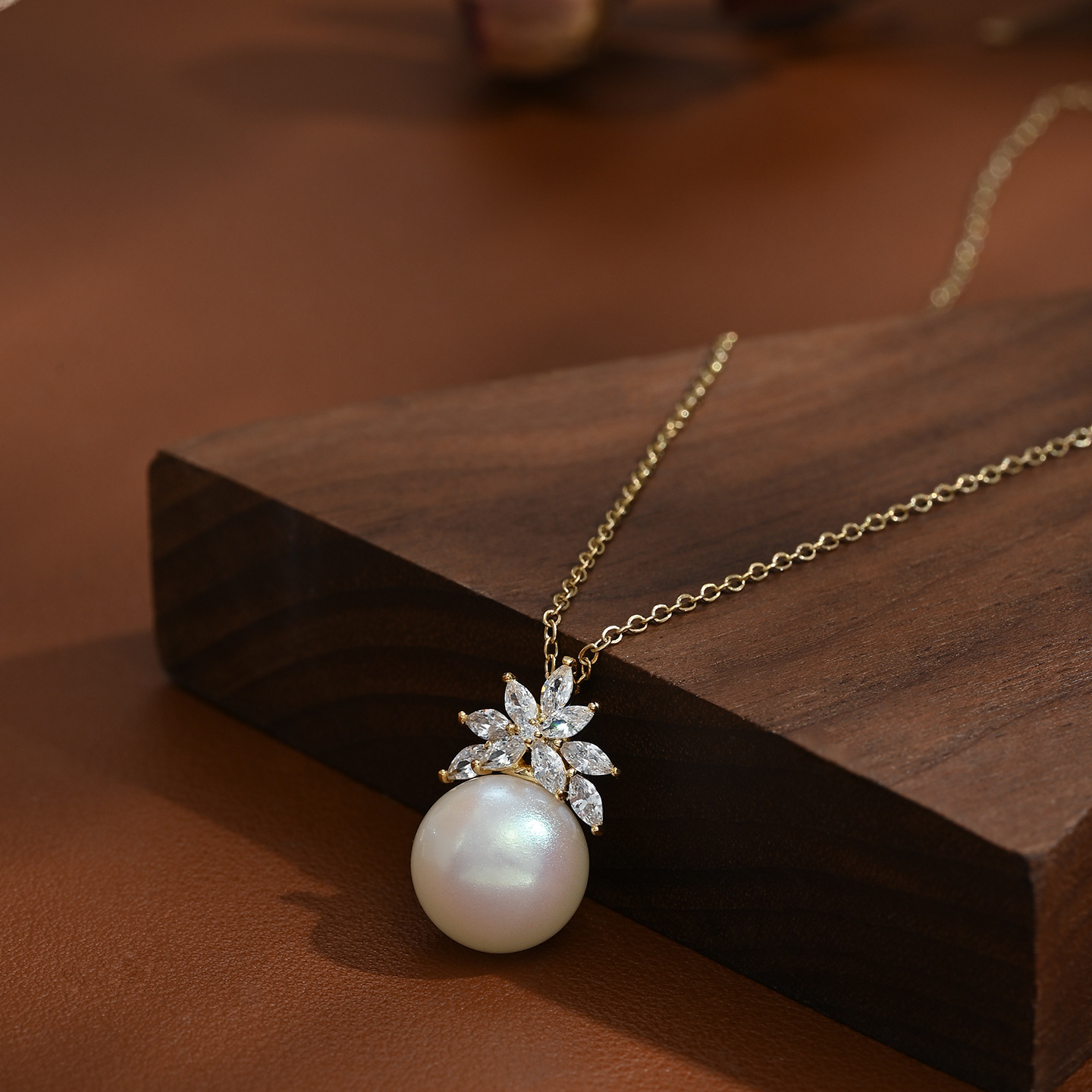 Wholesale of genuine gold electroplated zircon inlaid collarbone chain with a unique design sense for women, retro French pearl crown necklace Application Scenario