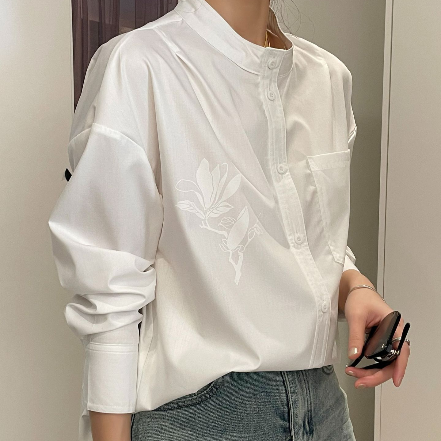 For the spring of 2024, a white shirt is layered on top with a new Hong Kong-style stand-up collar long-sleeved shirt design