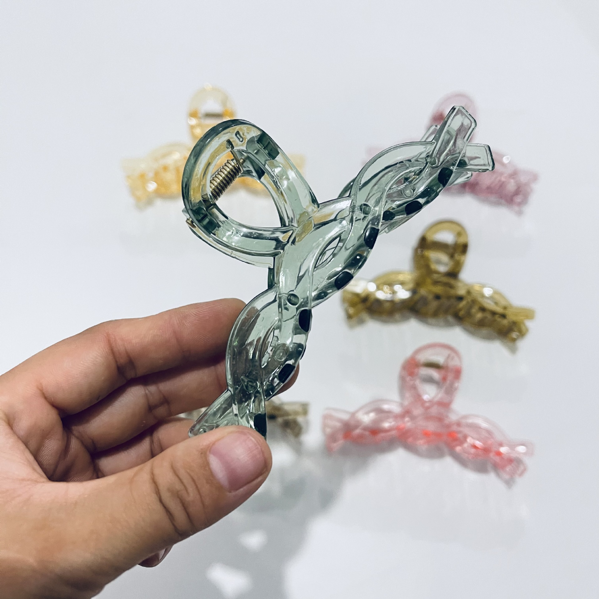 【1-9 Zone 】 No. 187 / Twisted Crystal Gripper 12/ Pack Transparent Plastic Gripper Fashionable Crystal Twisted Hair Gripper Hairpin handle 2 yuan 1 yuan Wholesale Korean style accessories details Picture