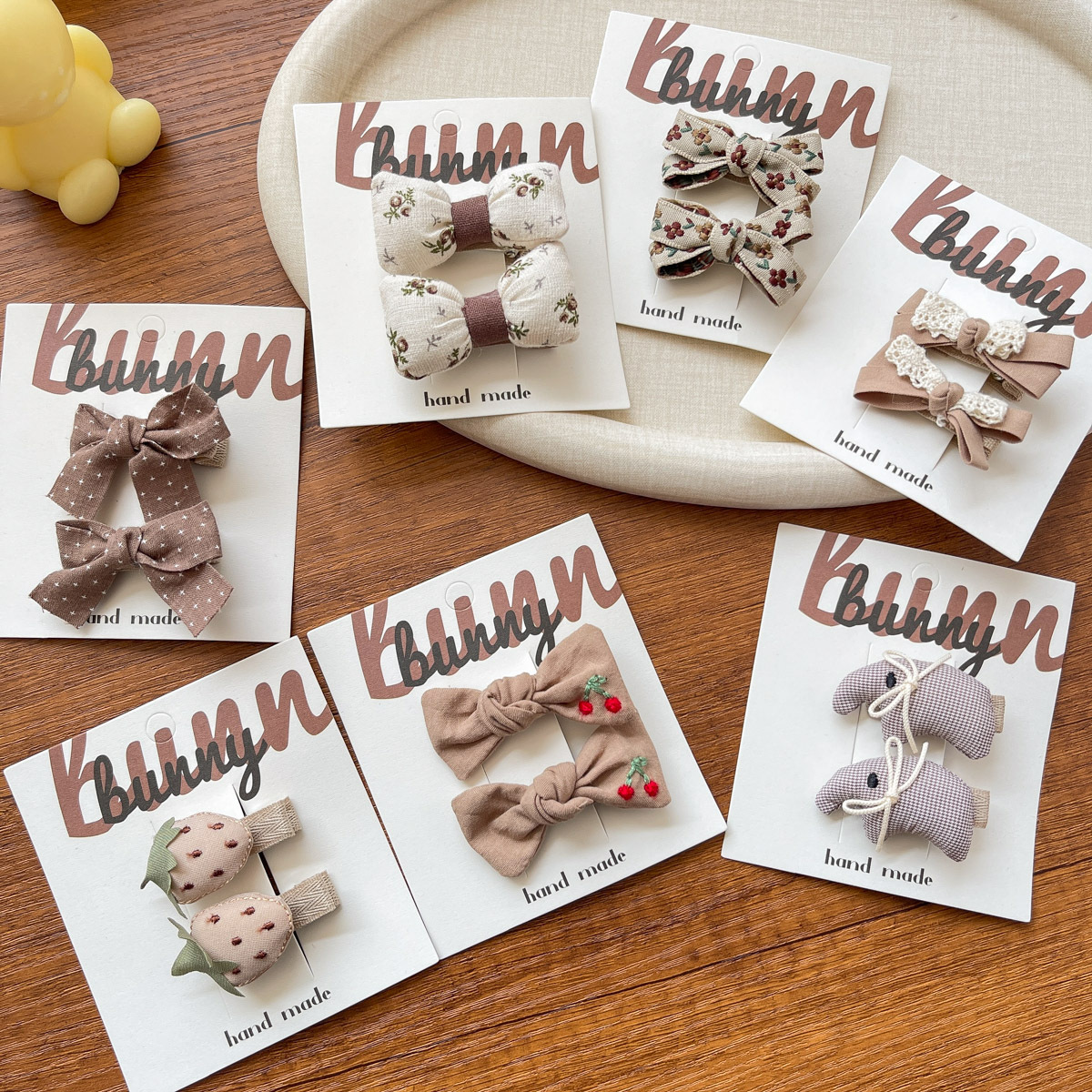 The new autumn collection features a sweet coffee-colored bow children's hair clip and a versatile Korean-style fabric bangs hair accessory for little girls