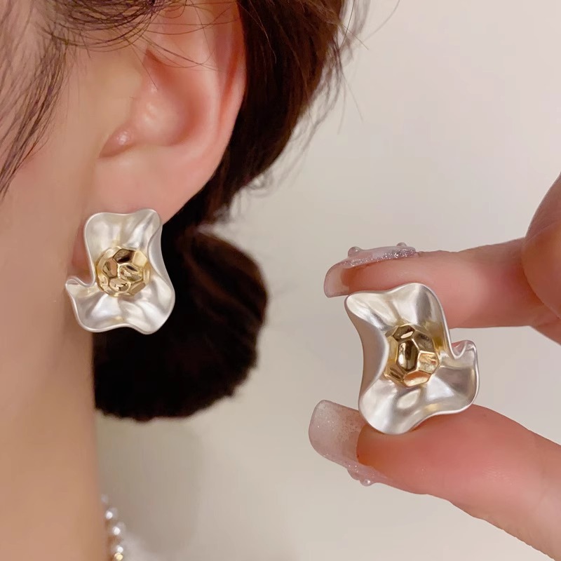 Runge's "retro Hong Kong style" light luxury high-end temperament, simple metal petal ear studs, niche design sense