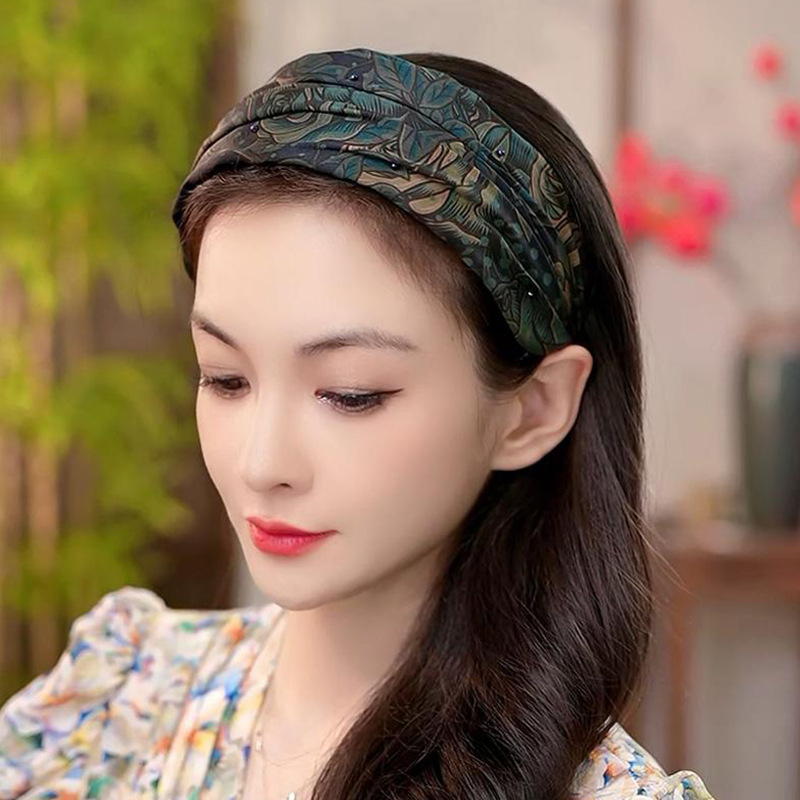 The Chinese-style wide-brimmed hairband fabric is simple, fashionable and stylish. The hairpin can cover white hair, and the headband can press the hair and wash the face. It is a ethnic-style headwear Application Scenario