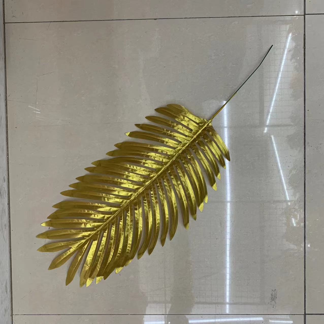 Factory direct sales of artificial plant leaf walls, hotel and home country-style set decoration, chrysalidocarpa photography props, single pieces Specification image