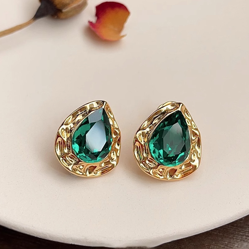 925 retro light luxury inlaid teardrop-shaped grandmother zirconia stud earrings with a unique design sense and a heavy industry style, vintage accessories Application Scenario